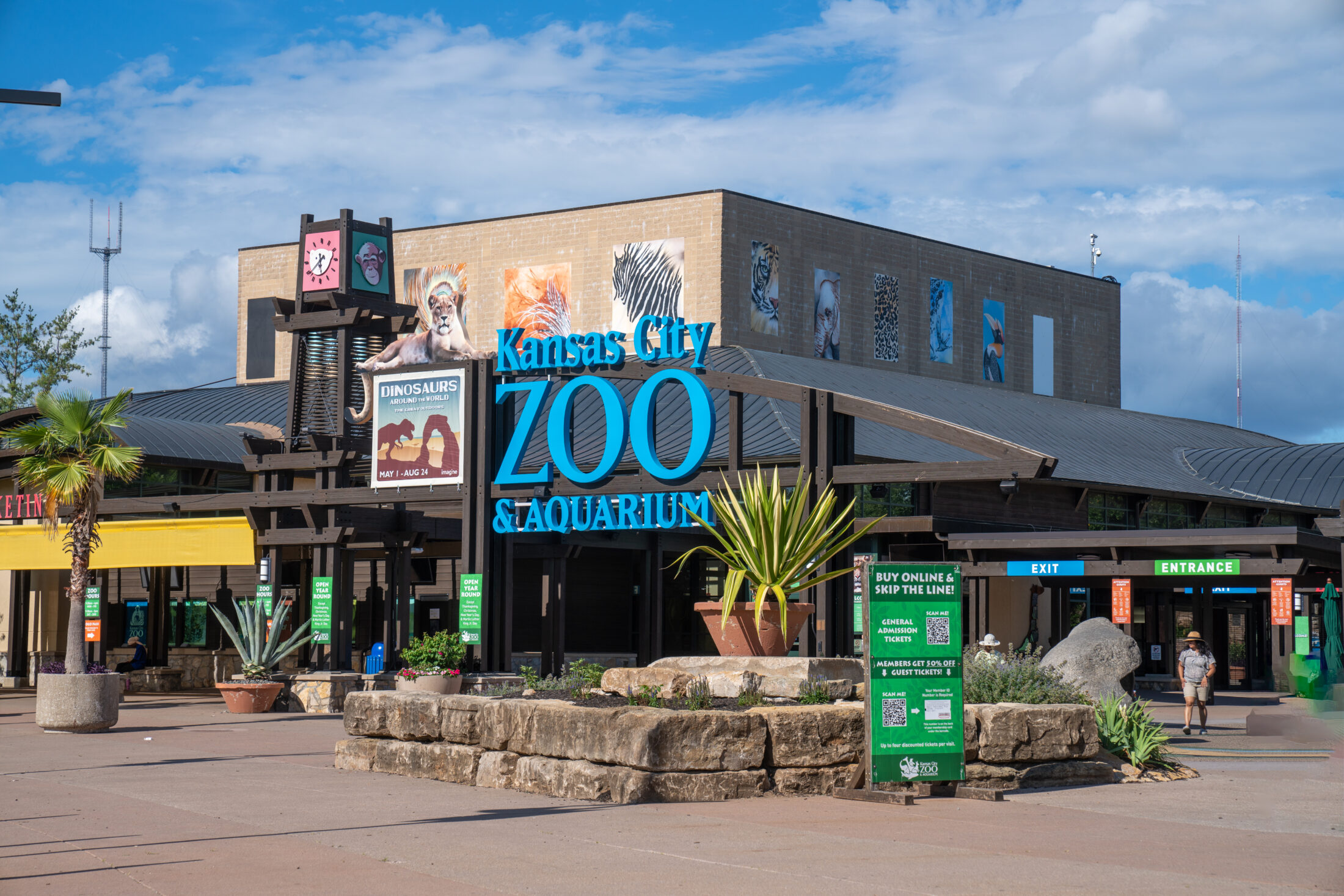 Explore Kansas City Zoo & Aquarium: 10,000 Animals Await